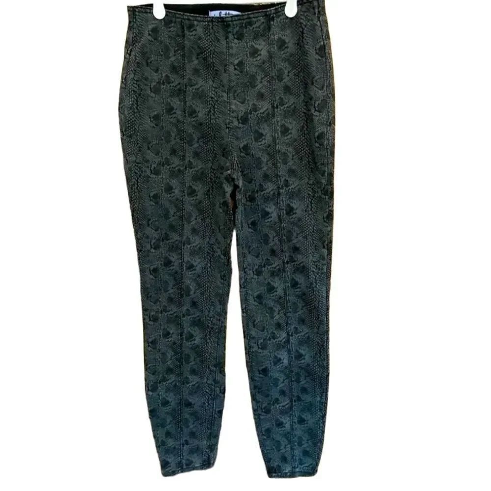 Vylette pull on elastic waistband gray/black snakeskin print jegging, size M